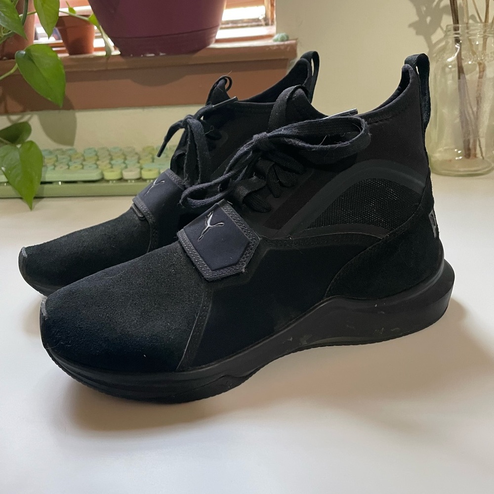 Pumas black sneakers